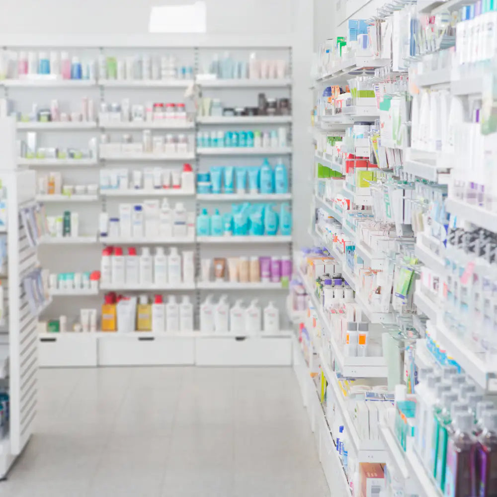 Photo d'un rayon d'une pharmacie avec des médicaments