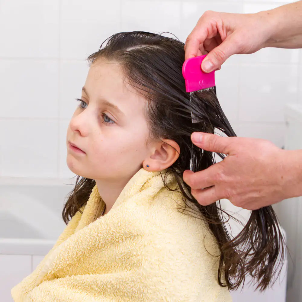 Jeune fille se faisant peigner ses cheveux humides et longs